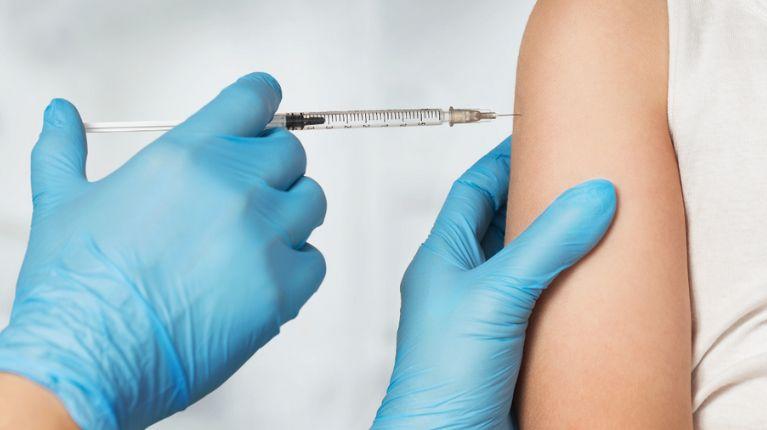 Inició la campaña de vacunación contra la influenza estacional: ¿para quiénes están disponibles las dosis?