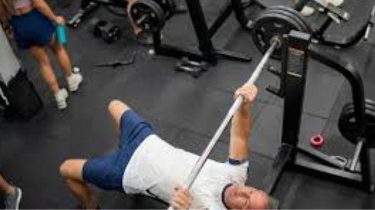 Hombre murió tras caerle una barra en el pecho en un gimnasio: todo quedó grabado