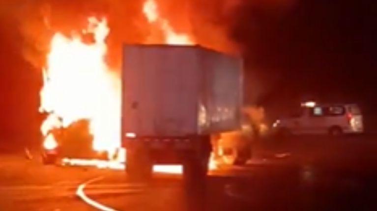 Dos vehículos pesados se incendiaron tras chocar en la vía Alóag