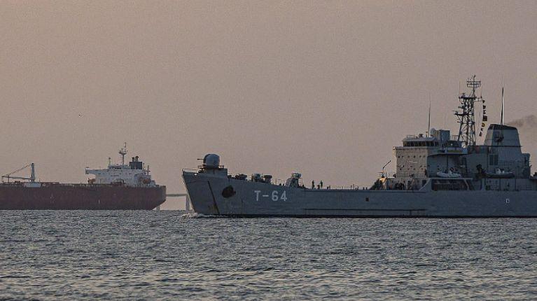 Trump dispone bloqueo a petroleros sancionados que operen con Venezuela y el país caribeño responde