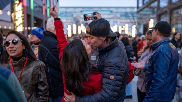 Más de 1.000 parejas se besaron en simultáneo y lograron un nuevo récord Guinness