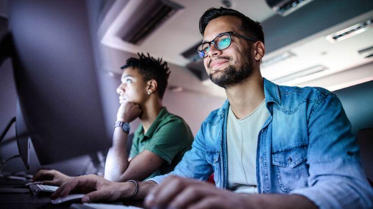 Becas para que bachilleres con experiencia en comunicación obtengan un título en tecnología