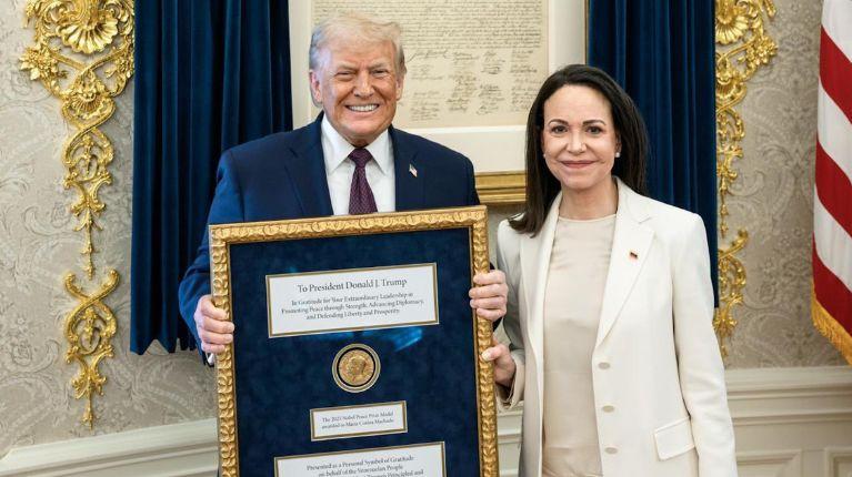 Imagen de la noticia: María Corina Machado entregó a Trump la medalla del Premio Nobel de la Paz que ella ganó