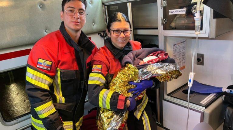 Quito: mujer dio a luz en la calle, con asistencia de bomberos