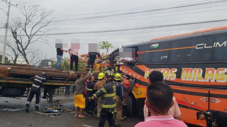 Imagen de la noticia: Heridos por choque entre un bus y una plataforma en la vía Durán – Yaguachi