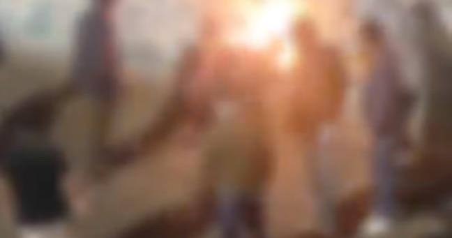 Presunto delincuente intenta robar taxi y lo queman