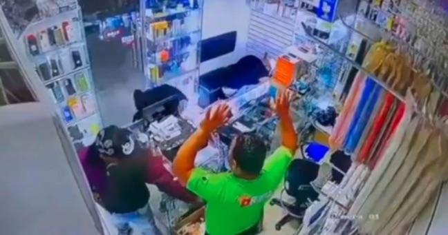 Ladrones terminan baleados por su propia víctima (VIDEO)