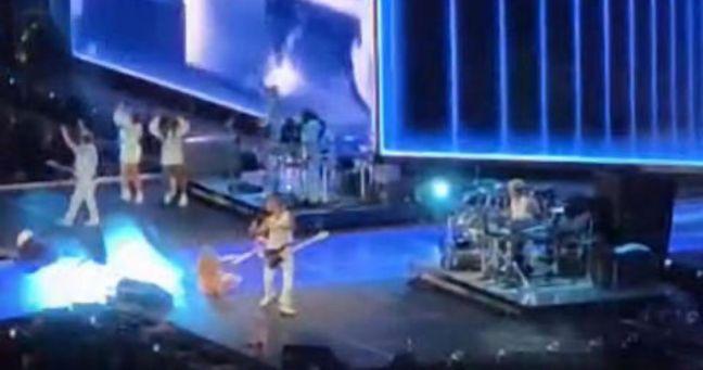 Shakira sufre caída en show en El Salvador