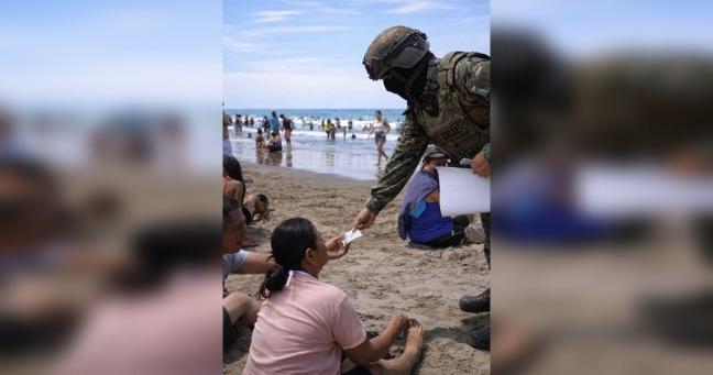 Militares reparten “billetes” en playa de Manta en Manabí