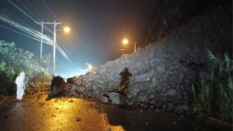 Imagen de la noticia: La vía Cuenca-Girón-Pasaje quedó bloqueada por un deslizamiento de tierra y piedras