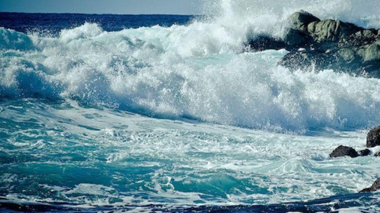 Estado del mar agitado por aguaje y oleaje en las costas de Ecuador