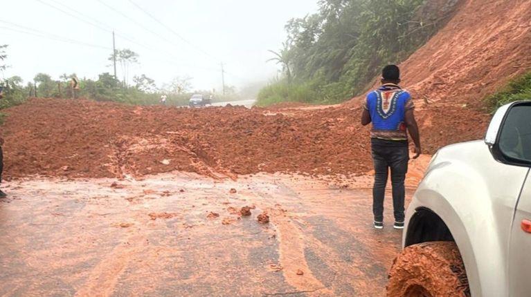 Imagen de la noticia: Cierre de vía en la Panamericana E10 por deslizamiento de tierra en el tramo Ibarra – Lita