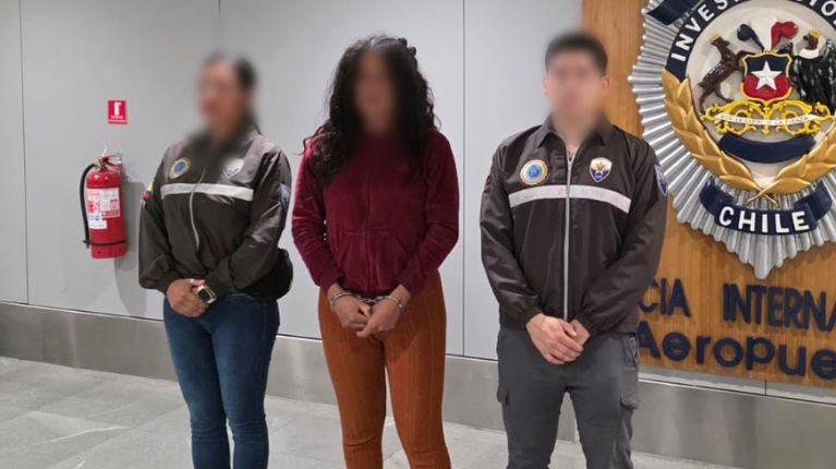Mujer transexual que habría violado y contagiado de VIH a dos adolescentes, fue extraditada desde Chile