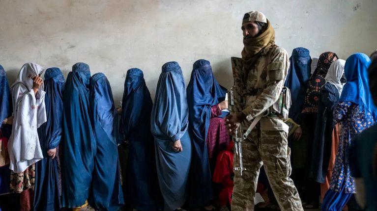 Las mujeres pueden ser golpeadas legalmente en Afganistán, según nuevo código penal