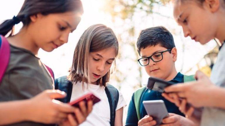 Asambleísta propone prohibir el acceso y uso de redes sociales a menores de 15 años, en Ecuador