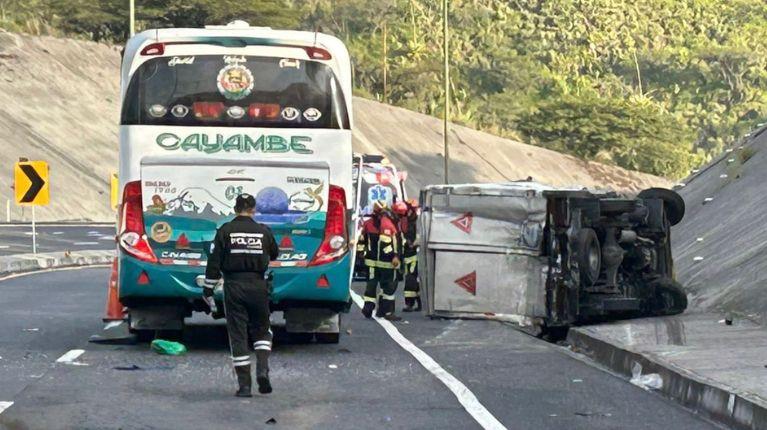 Un muerto en accidente de tránsito entre un bus y un camión, en Quito