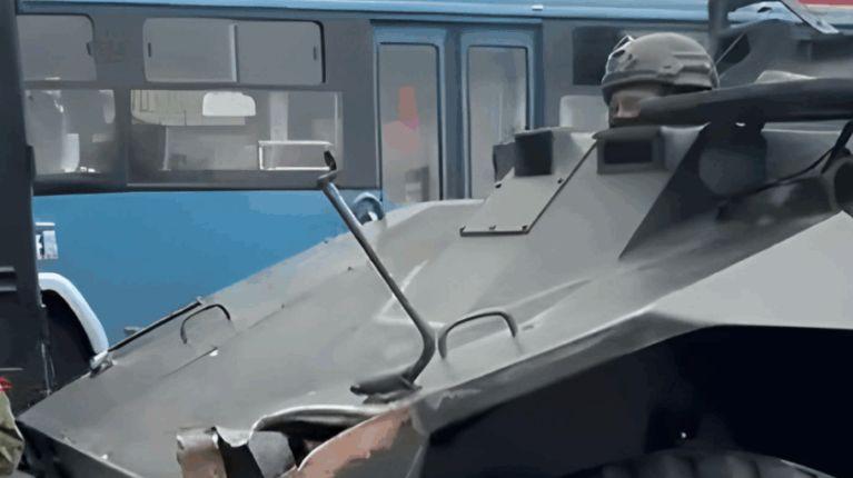 Choque de tanqueta militar contra un trolebús, en Quito