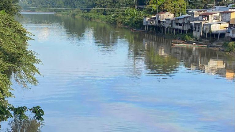 Contaminación con diésel en un río de Esmeraldas afecta el suministro de agua potable