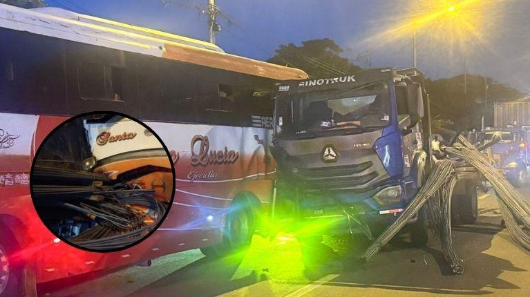 Personas heridas y atrapadas en accidente entre bus y camión que transportaba varillas de hierro