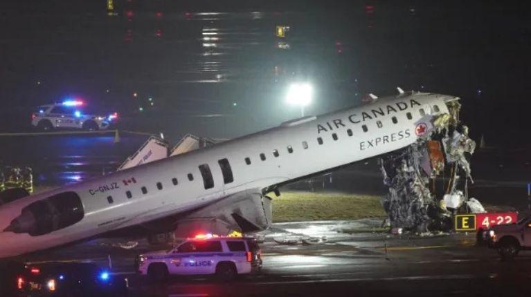 Avión chocó contra un camión en aeropuerto de Nueva York, hay dos muertos