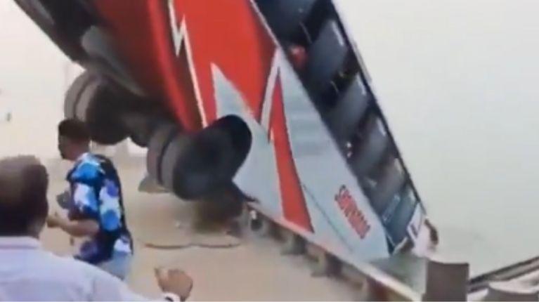 Video: bus cayó a un río en Bangladesh, hay muertos y desaparecidos