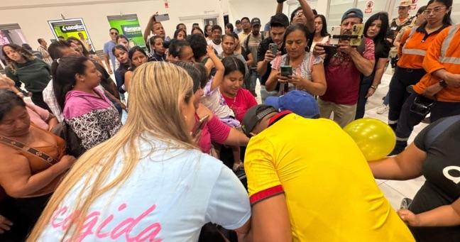 “¡Bienvenidos a casa!”: Alcaldesa de Manta y familiares reciben a pescadores tras naufragio