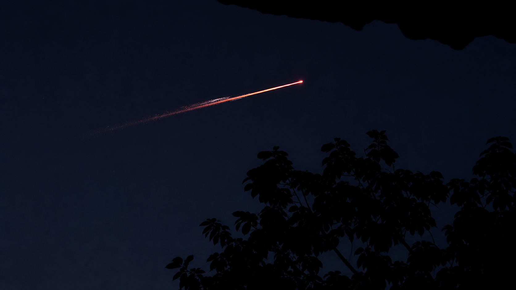 Extraña estela de luz ilumina Ecuador: ¿meteorito o satélite?