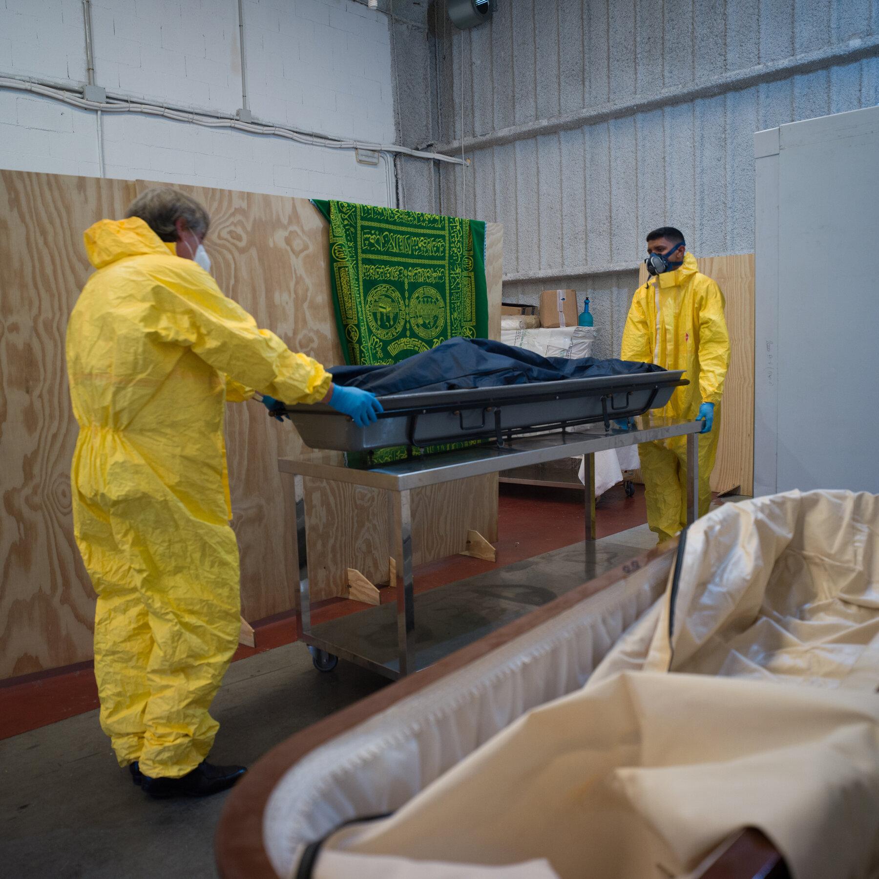 Hombre irrumpe en una morgue y mantiene intimidad con cuatro cadáveres