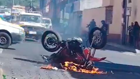 Moto de presuntos asaltantes fue incendiada en Quito