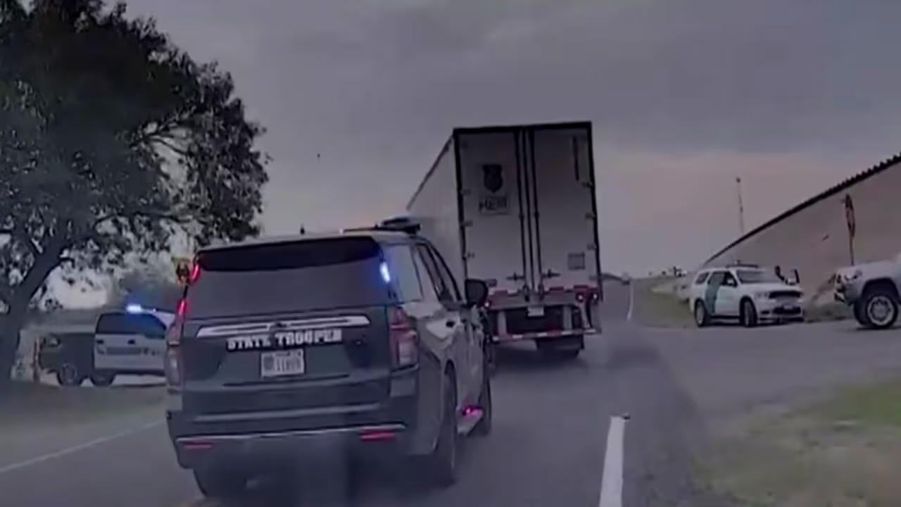 Hallan a 20 migrantes escondidos en un camión en EE.UU.