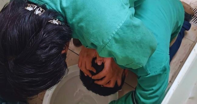 Indignación en Quito tras video de acoso escolar: estudiante intenta meter la cabeza de otro en un inodoro