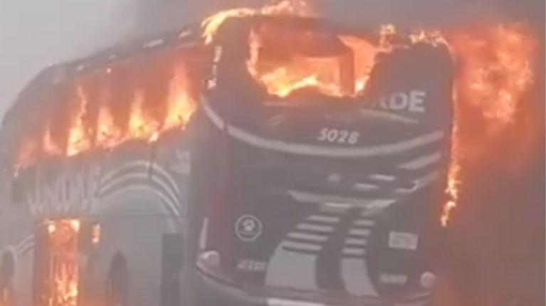 Bus de pasajeros fue incendiado en plena carretera en Colombia