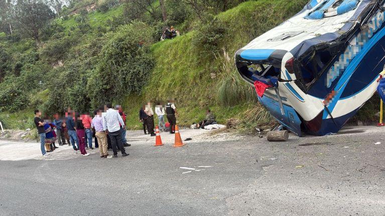 Accidente de tránsito en Alausí: un bus de pasajeros se volcó