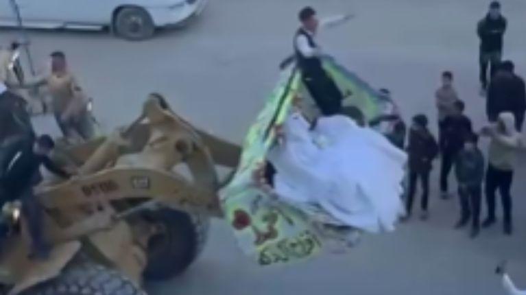 Novios llegan a su boda en una excavadora, en medio de los escombros de la guerra en Gaza