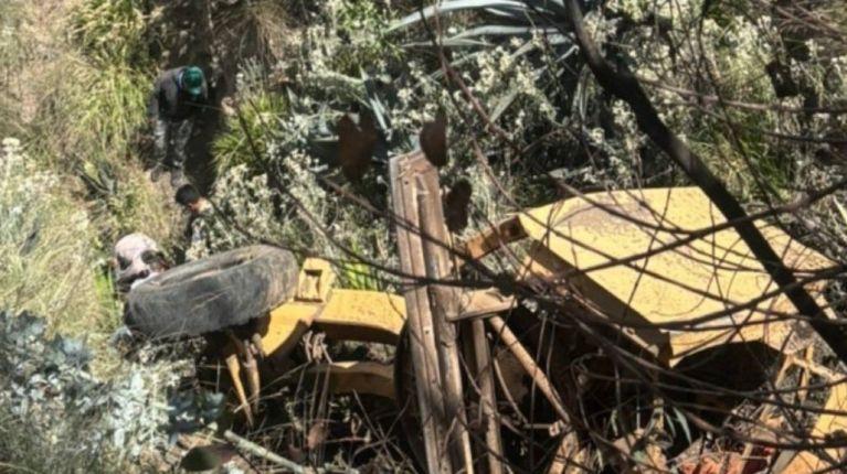 Dos muertos por caída de tractor a una quebrada en Nayón