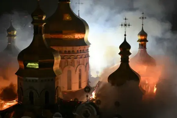 Ataque ruso en Ucrania: catedral histórica termina en llamas tras bombardeo