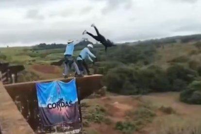 Trágico accidente en bungee jumping: joven es lanzada sin estar sujetada y el momento queda grabado