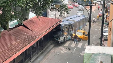Fuerte accidente de tránsito en Guayaquil: bus de la Metrovía choca contra una parada y varios vehículos