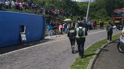 Bus se vuelca en Quito: bebé muere y deja heridos