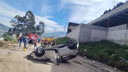 Trágico accidente en Quito: mujer cae con su vehículo desde un parqueadero