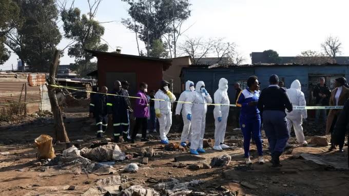 Tiroteo masivo sacude Sudáfrica: al menos 12 personas mueren en ataque armado