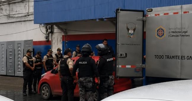 Sicarios atacan a un hombre dentro de un vehículo en Manta, Manabí