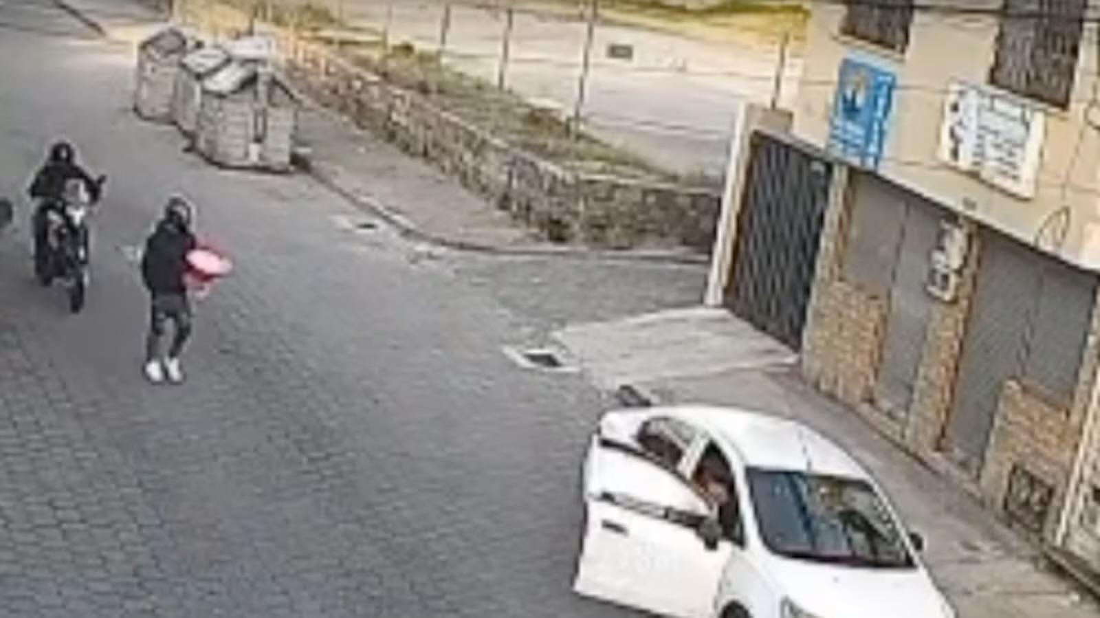 Sicario llega con flores para asesinar a docente en el norte de Quito: el ataque quedó captado en video