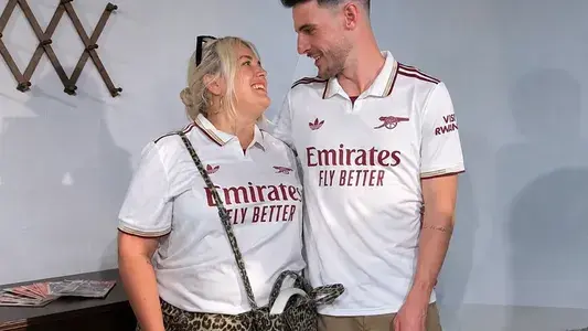 No es modelo ni influencer: la novia del jugador inglés Declan Rice sufre brutal acoso por su aspecto