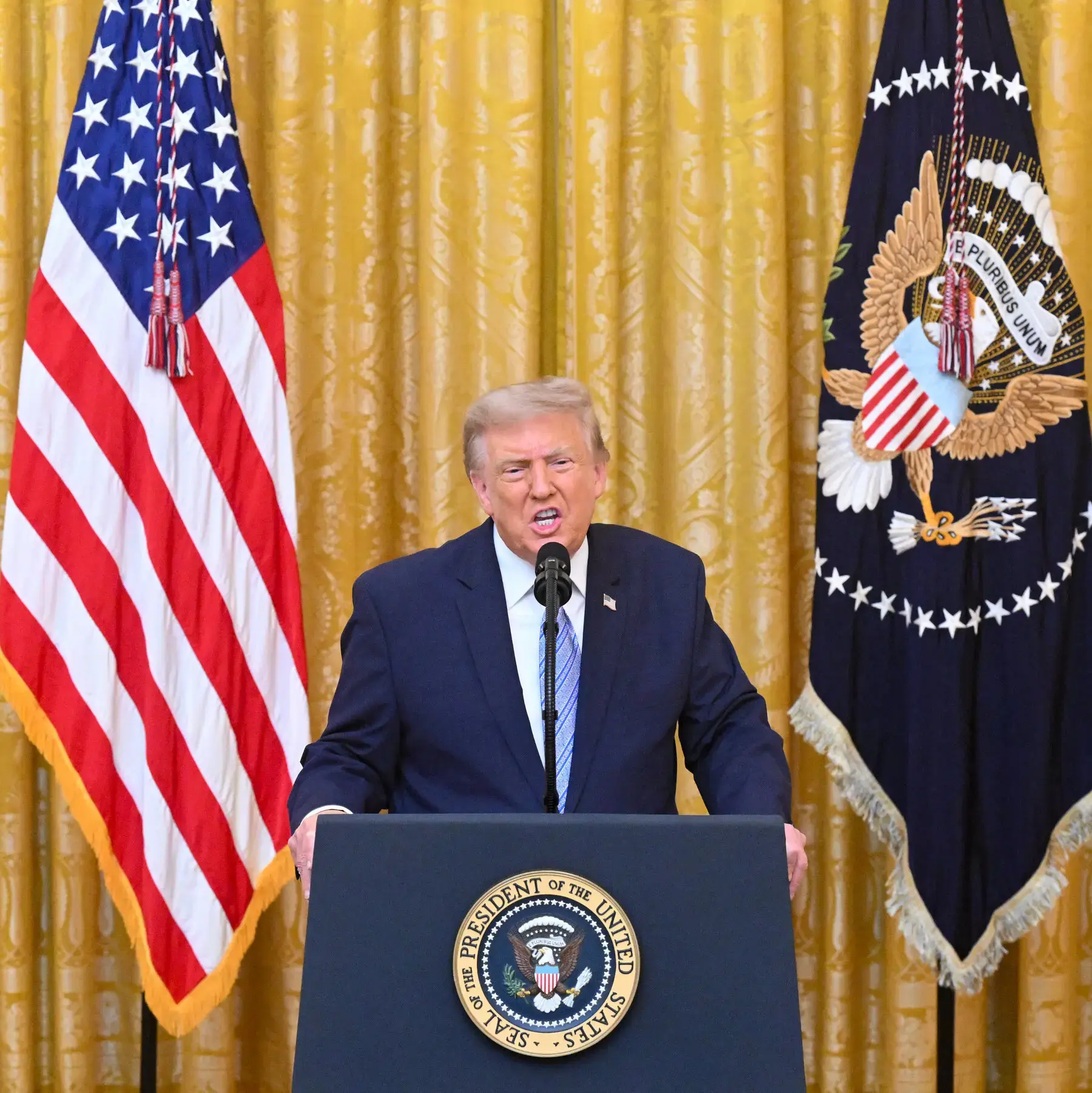 Trump acusa a China y arremete contra cadenas de TV