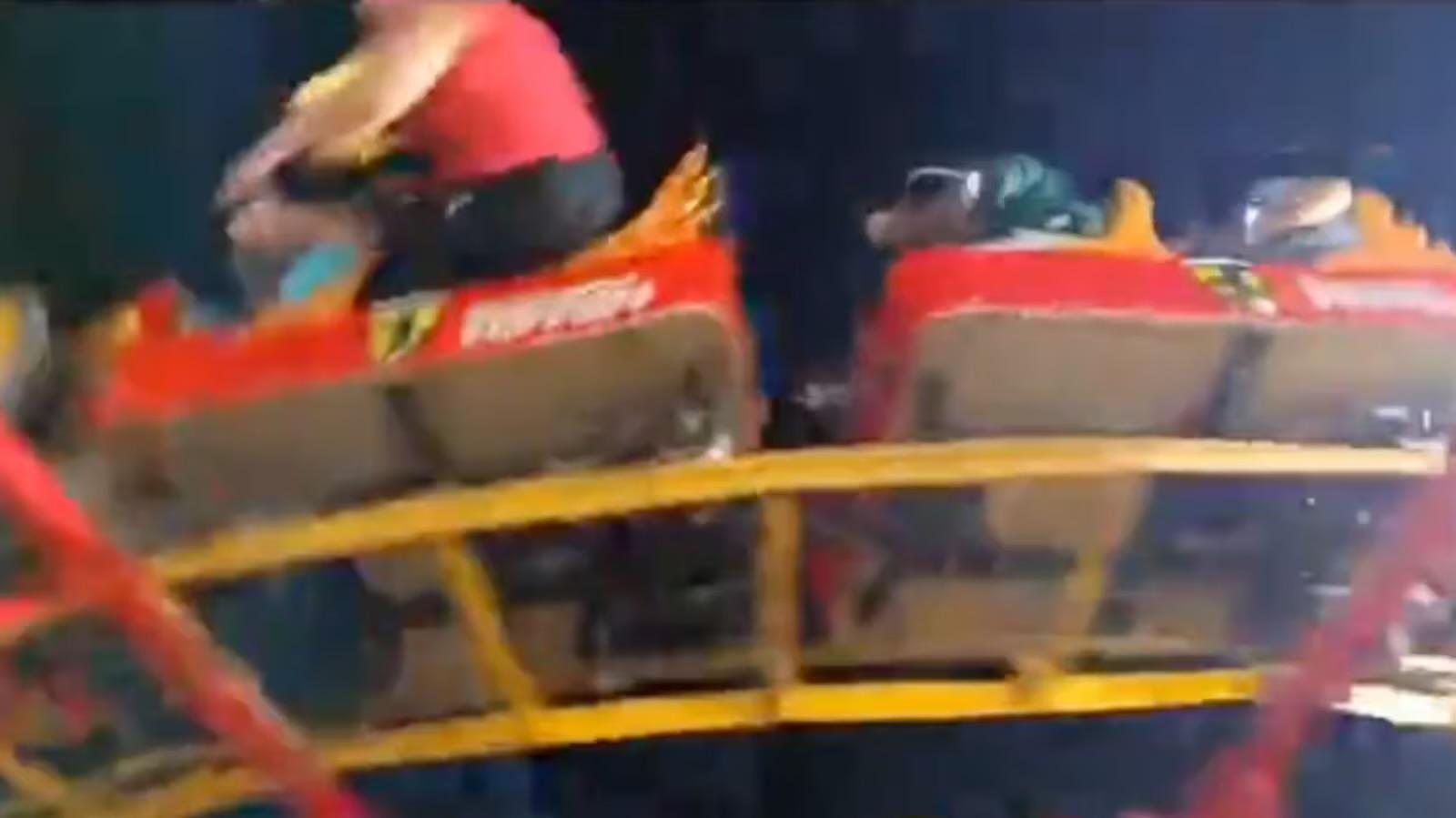 Mujer sale expulsada de juego mecánico: video impacta