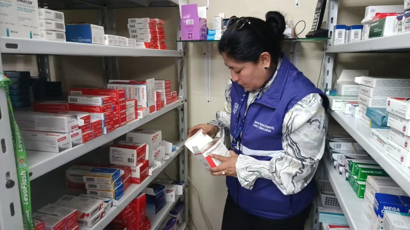 Operativo en farmacias: hallan medicamentos robados y clausuran cinco locales