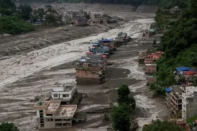 Inundaciones golpean la frontera entre China y Nepal: más de 400 turistas están desaparecidos