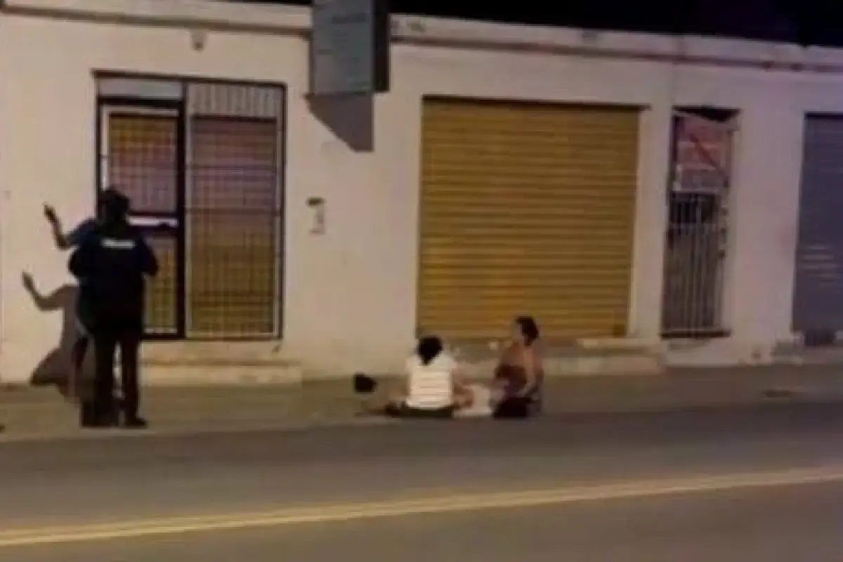 Sicarios atacan a tiros a una mujer mientras se movilizaba en una motocicleta en Manta, Manabí