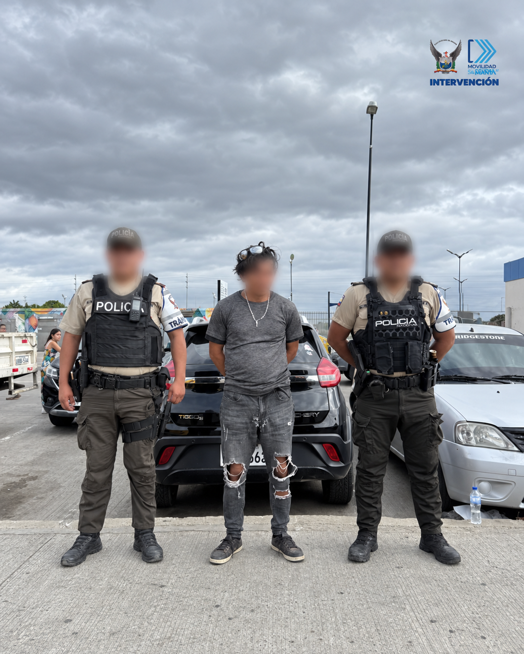 Imagen de la noticia: Hombre es capturado tras sustraer piezas de un vehículo en el Terminal de Manta